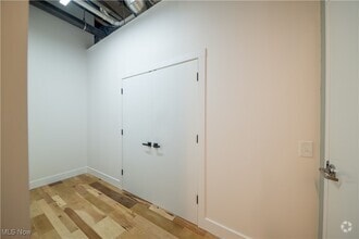 Building Photo - 635 W Lakeside Ave