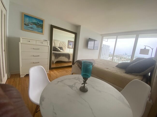 Building Photo - 7601 E Treasure Dr