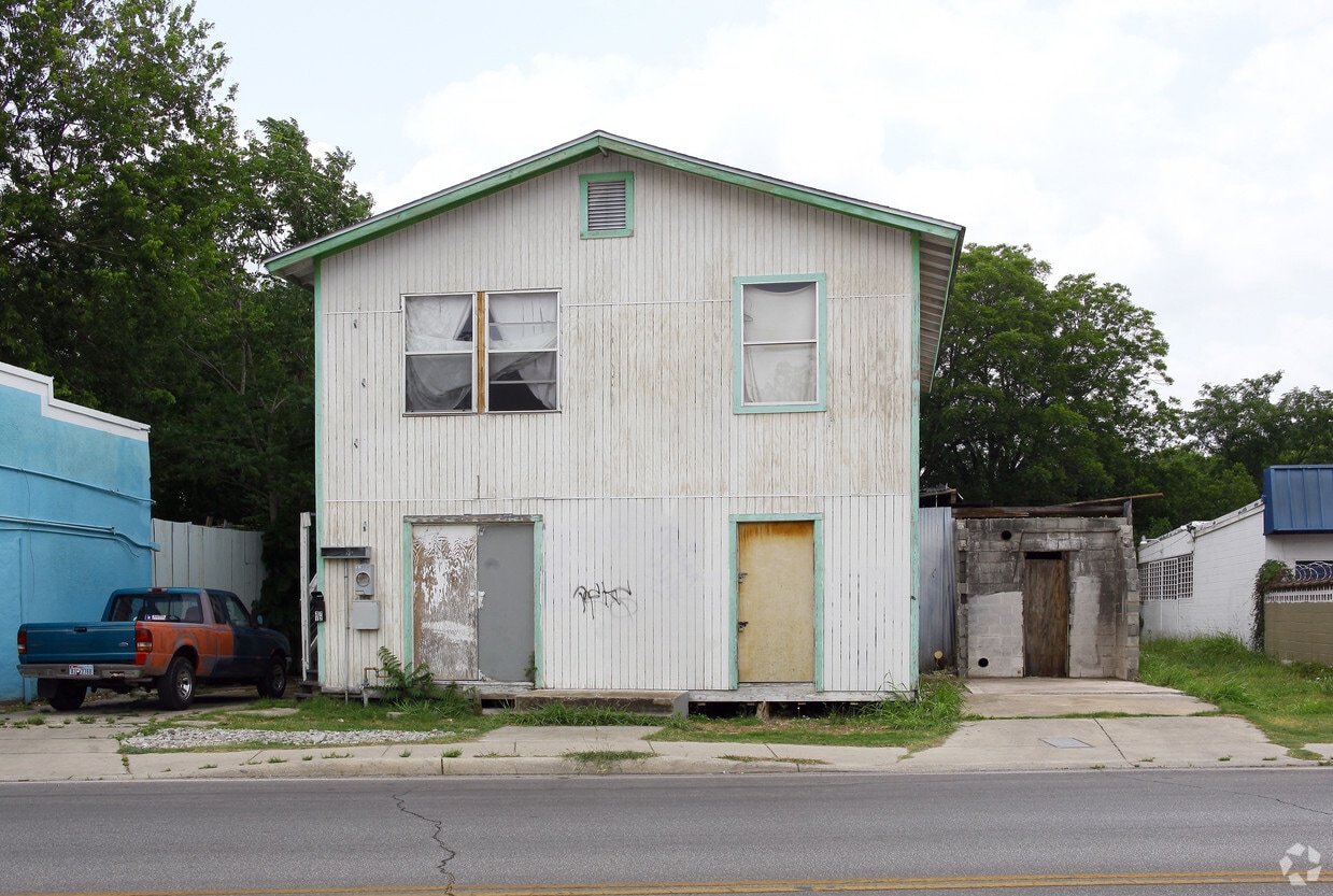 Building Photo - 3712 S Presa St