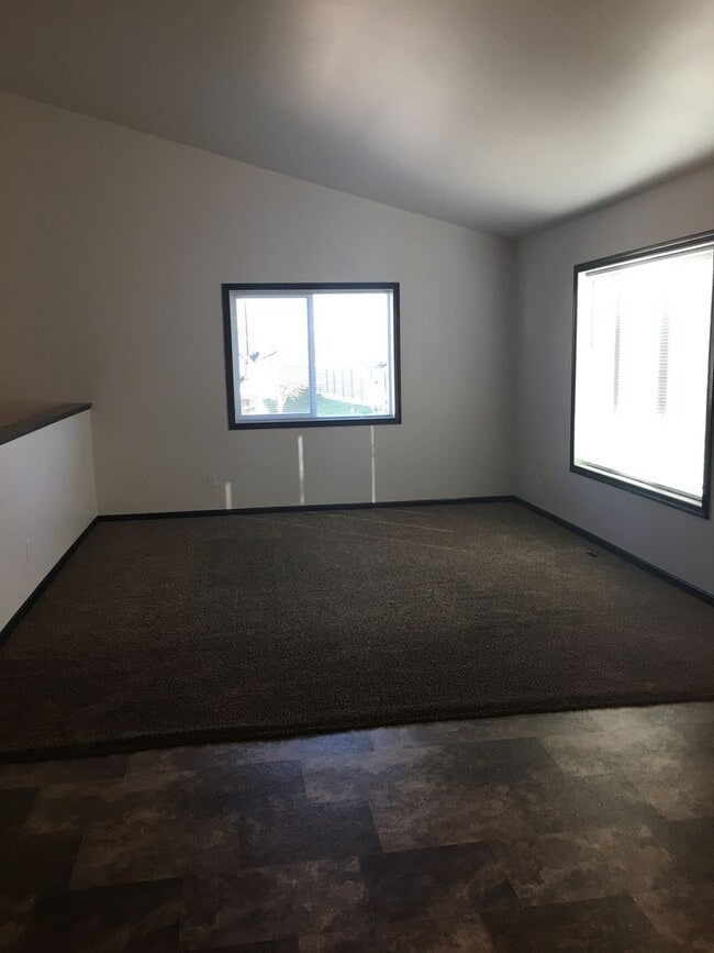 Building Photo - 3 Bed 2 Bath Twin Home