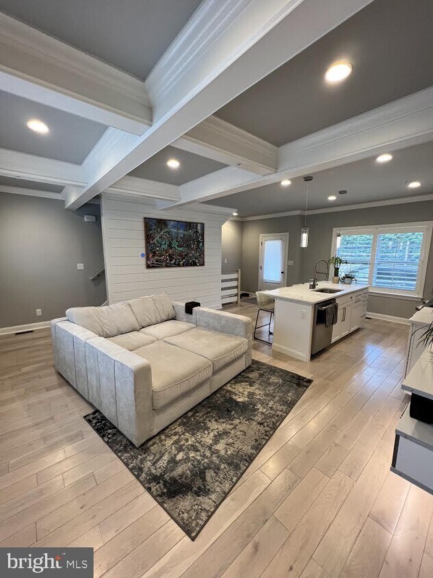 Foto principal - 102 W 1st Ave