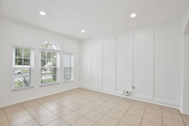 Building Photo - Gorgeous 5/3 Executive Pool Home with a Hu...