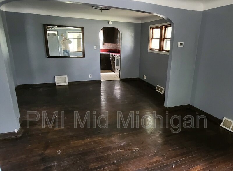 2108 Brooks St, Flint, MI 48507 Room for Rent in Flint, MI