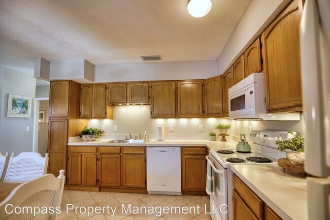 Building Photo - 2 br, 1.5 bath House - 380 Base Ave E #202