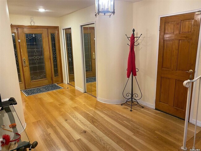 Foto del edificio - 982 Gerry Ave