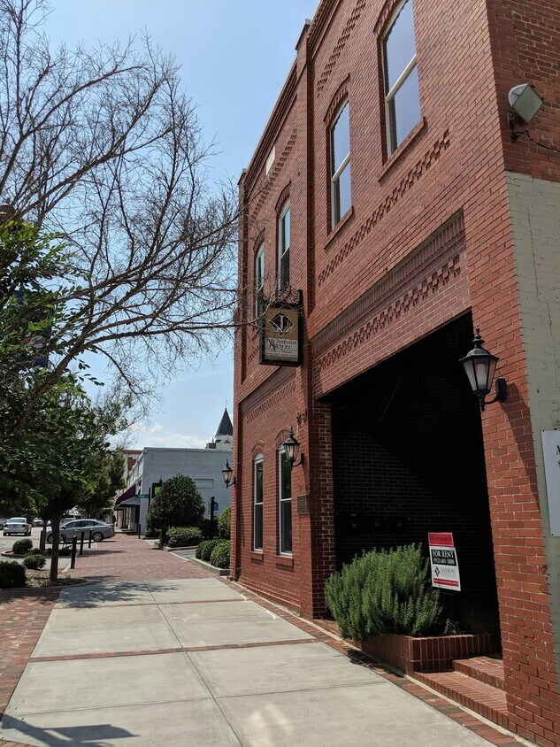Foto principal - 55 E Main St