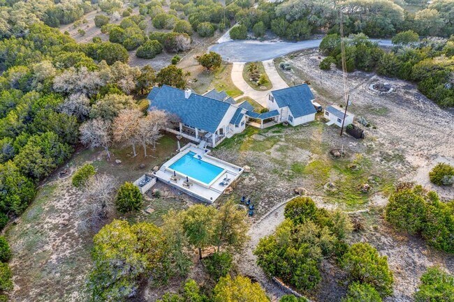 Foto del edificio - 401 Roy Creek Ln
