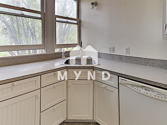 Building Photo - 1836 Cedar St Apt 1