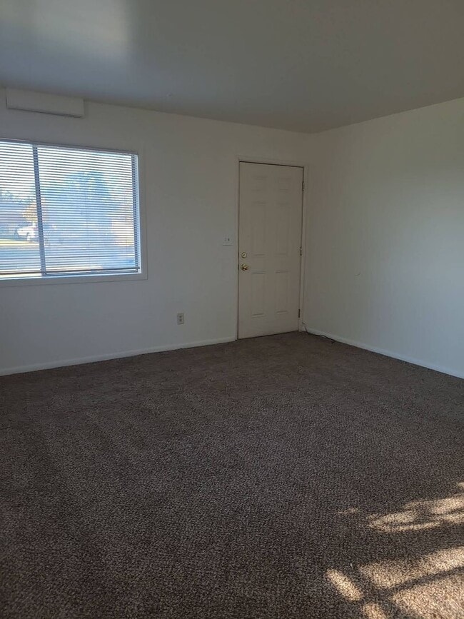 Building Photo - 937-939 Lowry St