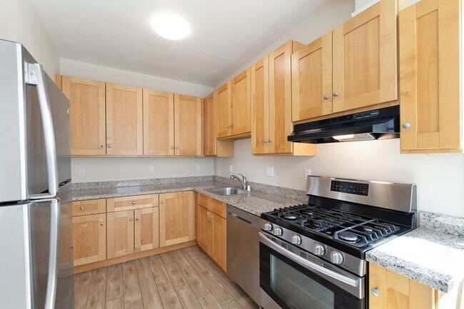 Building Photo - Spacious & Pet Friendly 1BR/1BA in Beautif...