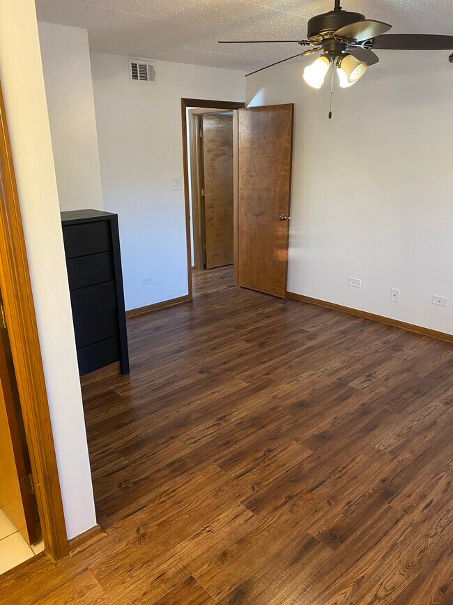 Master bedroom - 10636 Ridgeland Ave
