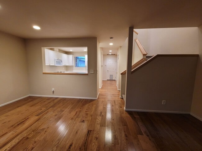 Building Photo - 2 Bedroom Townhome in Desirable Summerwind!