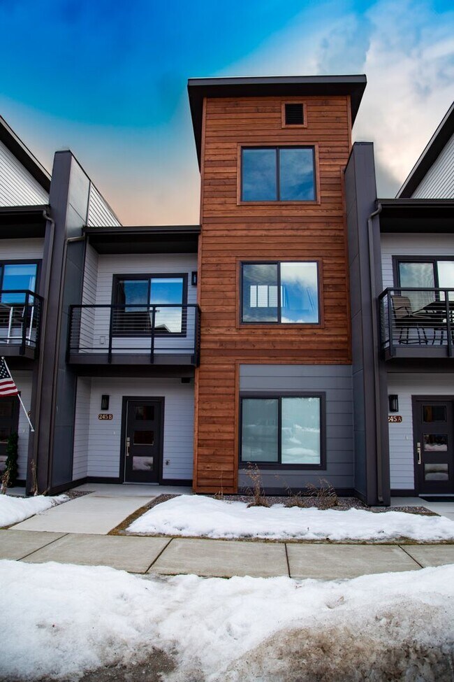 Building Photo - Modern 2bed/2bath home with loft near down...