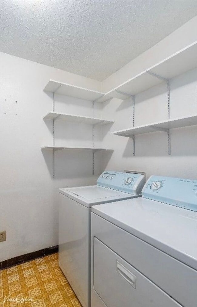 Building Photo - Bossier City! Clean 2 bedroom/2 bath!
