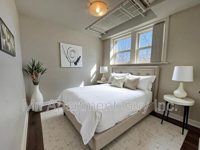 Building Photo - 2 Balsam Ave S