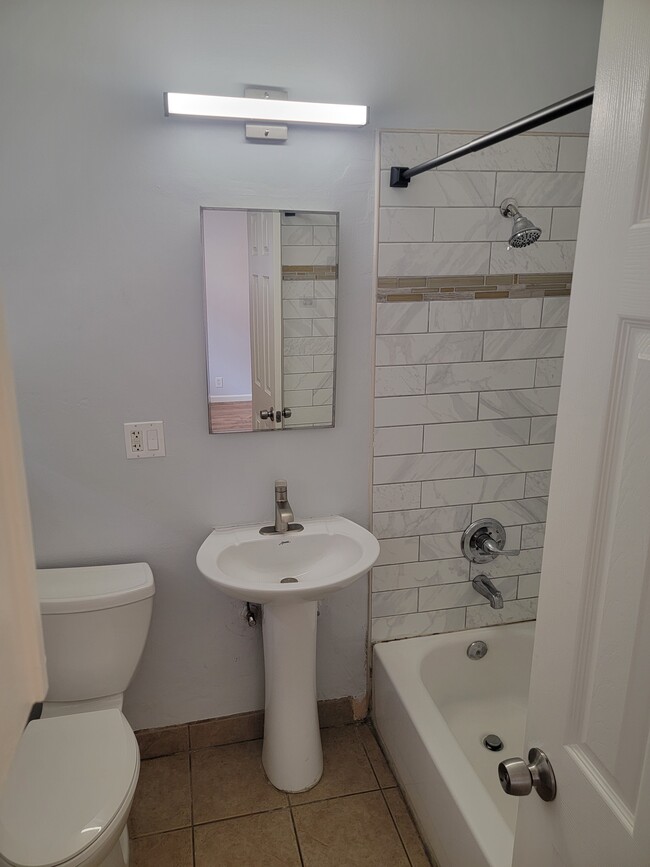 Baño - 3333 E Wilton St