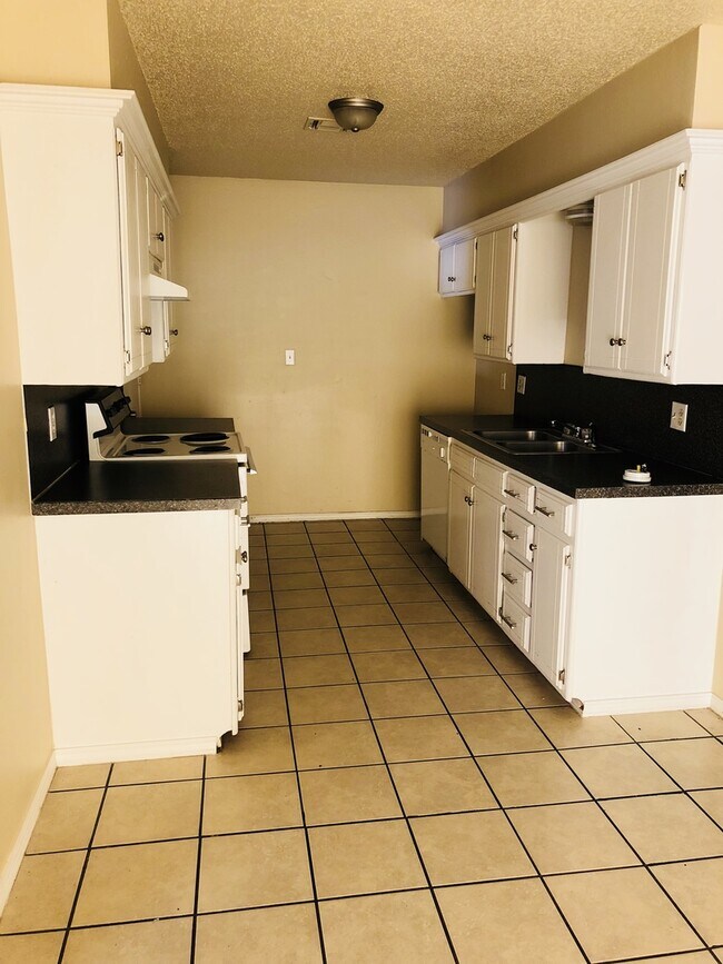 Foto del edificio - UPDATED DUPLEX NEAR I-240 CORRIDOR!