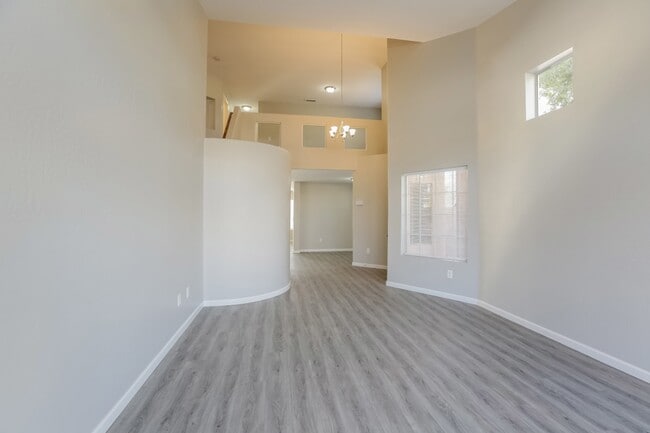 Building Photo - 390 S Robins Way