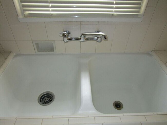 Foto del edificio - 1 Bedroom 1 Bath, Pet-Friendly triplex in ...