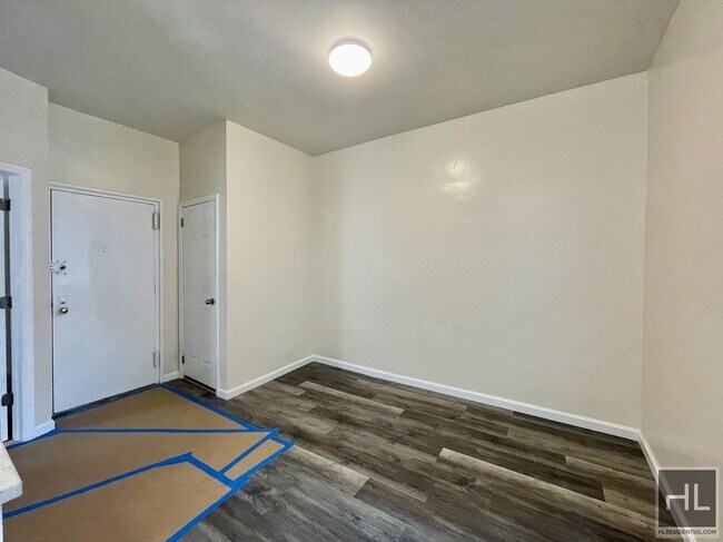 Foto del edificio - 34 AVENUE 2.5 bedroom includes heat and hot water