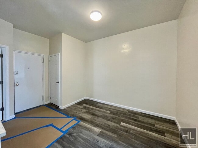Building Photo - 34 AVENUE 2.5 bedroom includes heat and hot water