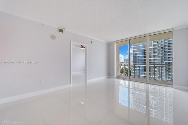Building Photo - 2000 N Bayshore Dr