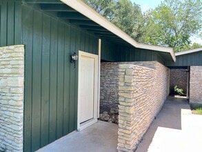 Building Photo - 2305 Western Trails Blvd