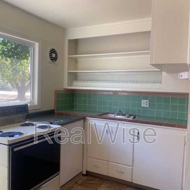 Foto del edificio - 3028 NE Douglas Ave