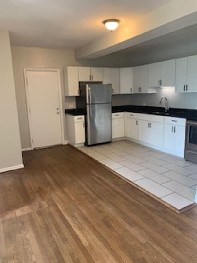 Building Photo - Rogers Park Three Bedroom/Two Bath New Renovation
