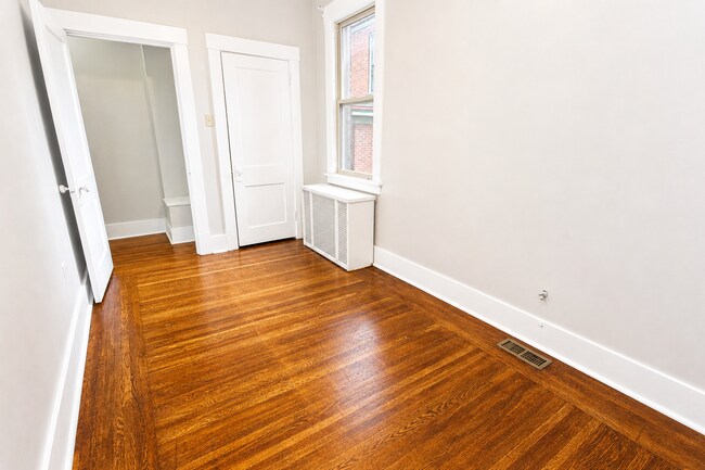 Foto del edificio - 6608 Dalzell Pl