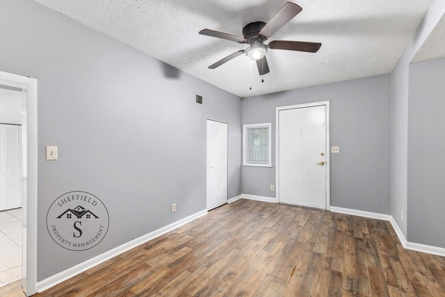 Building Photo - Charming 1 Bedroom, 1 Bath Duplex in Lakebottom – Ideal Location!