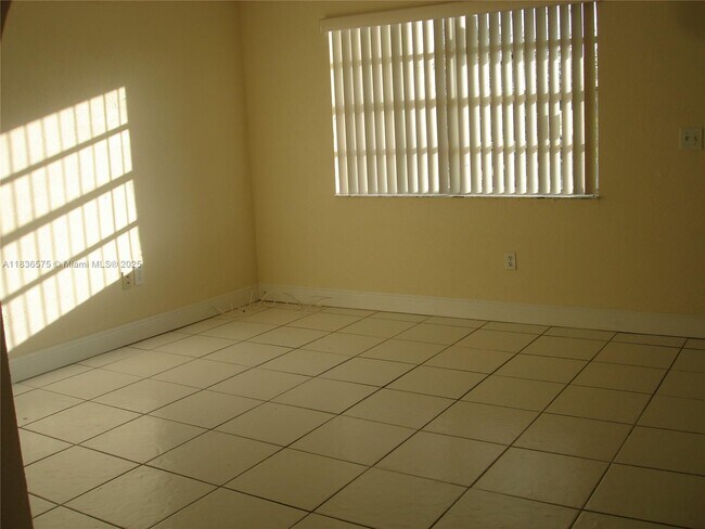 Foto del edificio - 696 SW 16th Terrace