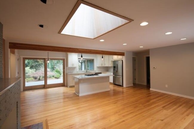 Building Photo - Remodeled 1949 Bungalow in Lake Oswego