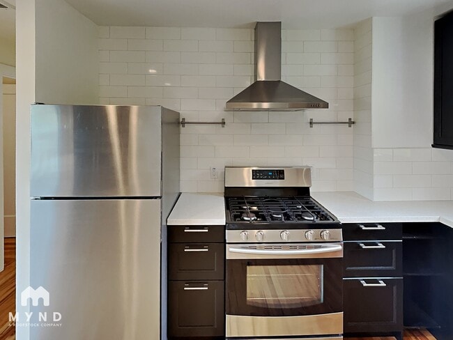 Building Photo - 2118A Roosevelt Ave