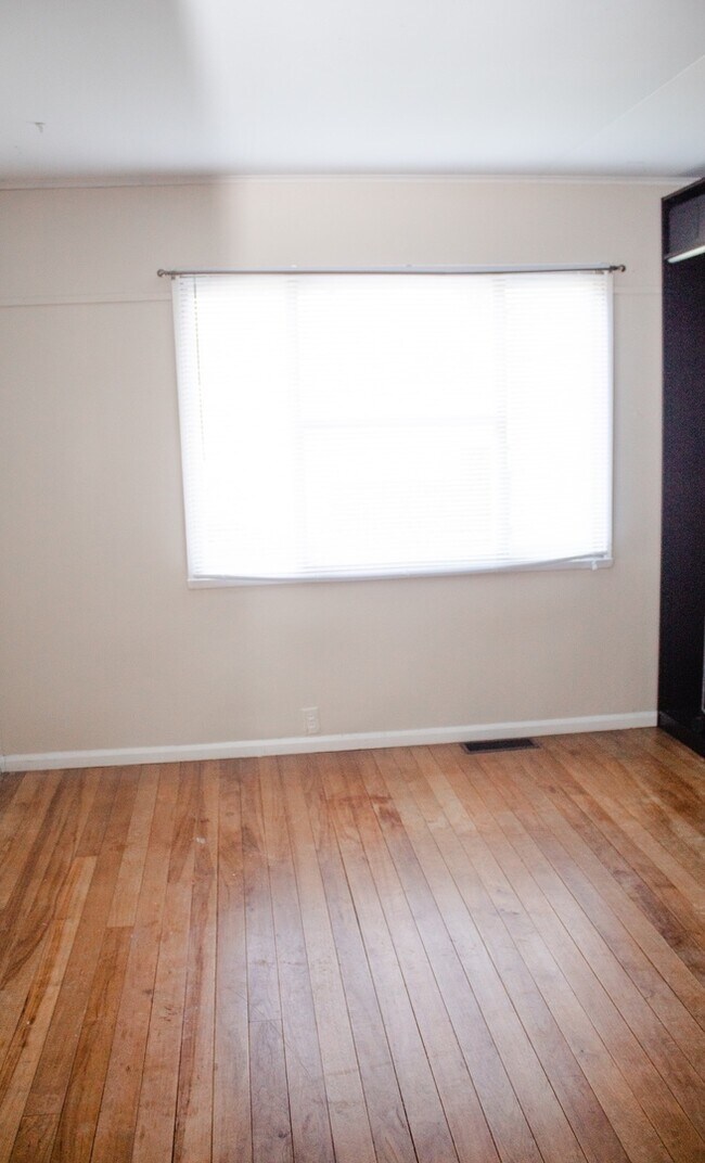 Foto del edificio - 3 Bedroom 1 Bath Near Campus