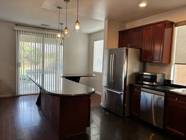 Building Photo - Large Indio Residence - 6 Beds / 3 Baths, ...