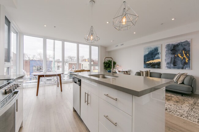 Building Photo - Bright 1.5 Bed + 1 Bath