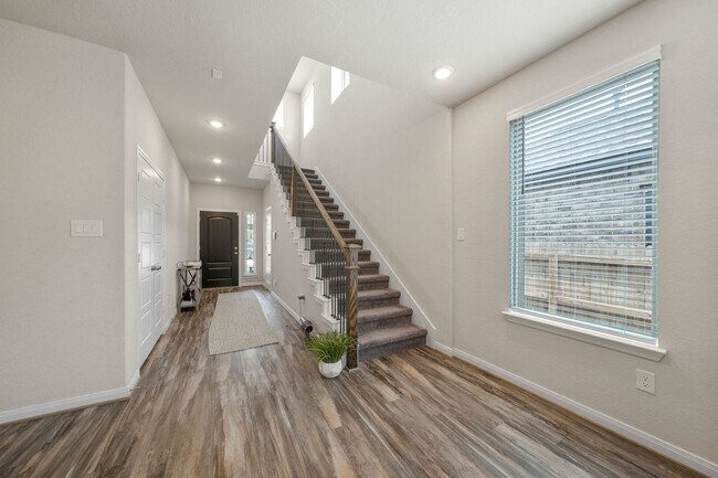 Building Photo - 5 Bedroom/3 Bath Ladera Enclave Subdivision