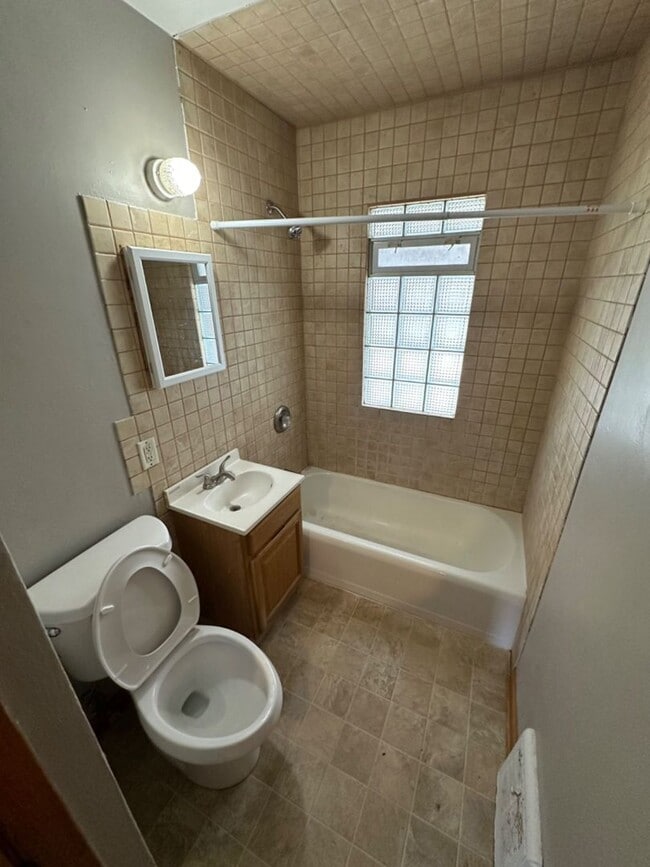 Building Photo - 2 Bedroom Single Family