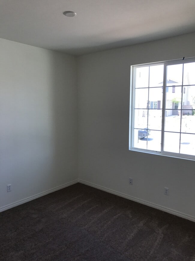 Building Photo - 5 bed home in RiverBend community, Eastvale schools