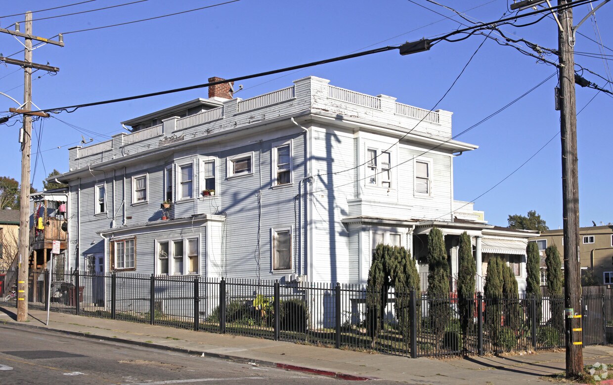 Building Photo - 5000 Melrose Ave