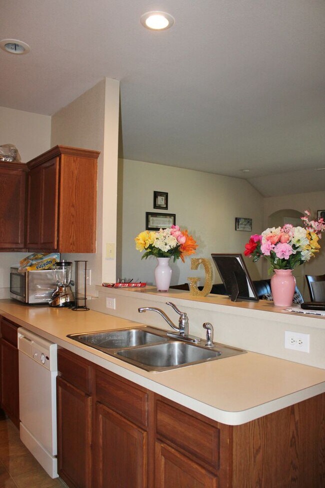 Foto del edificio - Well Maintained 4/2/2 Home Nestled on Corn...