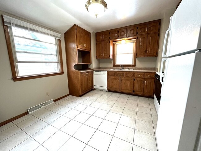 Building Photo - 3 Bedroom/1.5 Bath - Single Family Home with GARAGE!