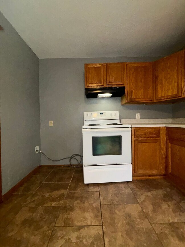 Building Photo - Spacious 3 bedroom 1.5 bath 1 car garage
