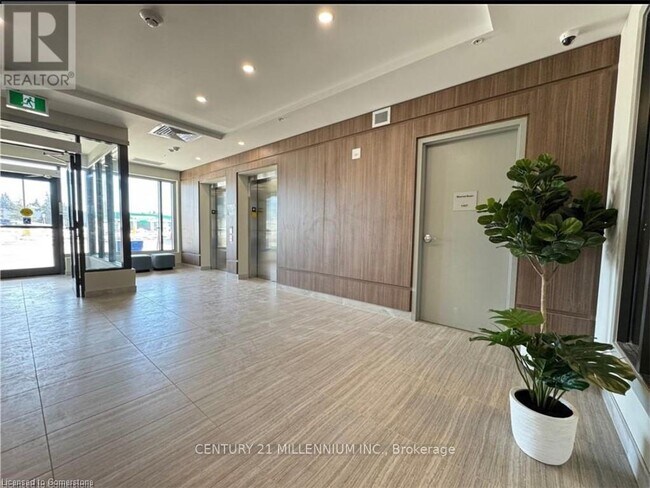 Photo du bâtiment - 1000-1000 Lackner Blvd