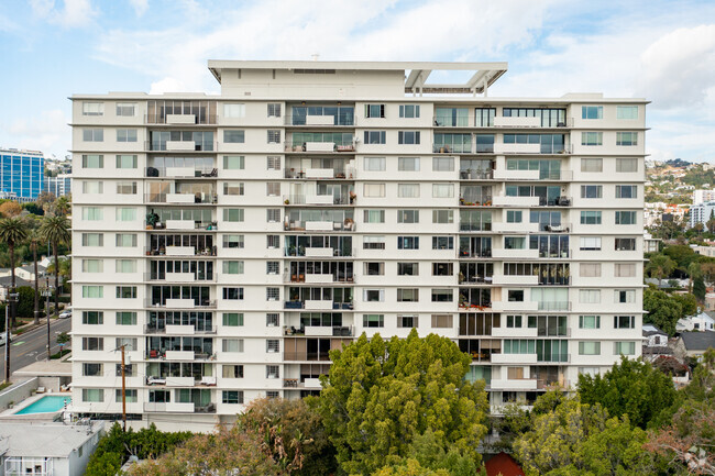 818 N Doheny Dr - Doheny Plaza Condominiums