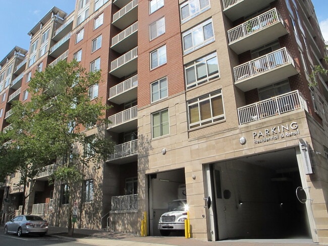 Building Photo - 820 N Pollard St