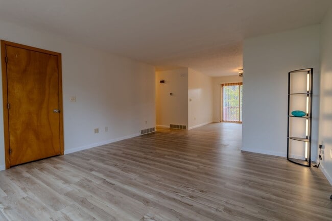 Foto del edificio - Bright, Beautiful, and Effortlessly Move-In Ready