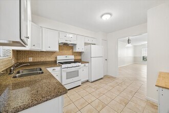 Building Photo - 66 E Tri Oaks Ln