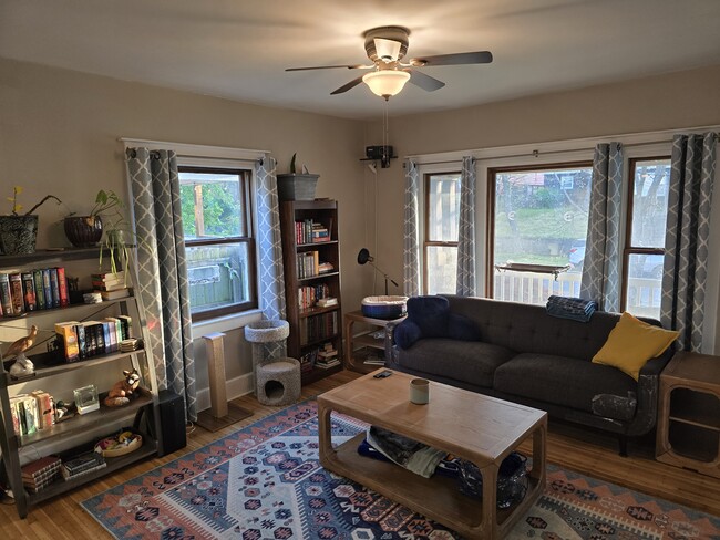 living room - 407 N Arsenal Ave